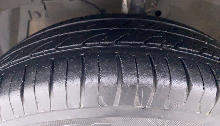 2013 Maruti Swift ZDI, Diesel, Manual, 1,00,063 km, Left Front Tyre Tread