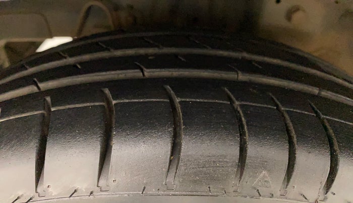2014 Hyundai Eon SPORTZ, Petrol, Manual, 87,838 km, Right Rear Tyre Tread