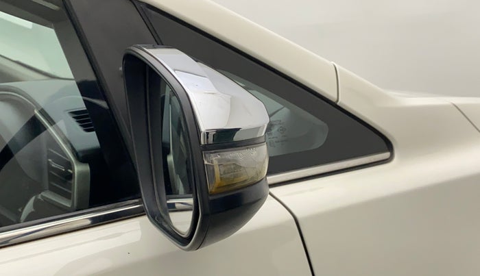 2017 Toyota Innova Crysta 2.8 ZX AT 7 STR, Diesel, Automatic, 99,207 km, Right rear-view mirror - Indicator light has minor damage