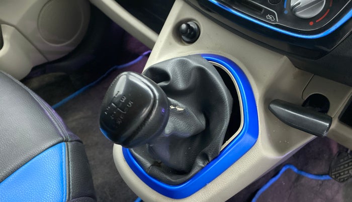 2017 Datsun Go ANNIVERSARY EDITION, CNG, Manual, 61,027 km, Gear lever - Boot cover slightly torn