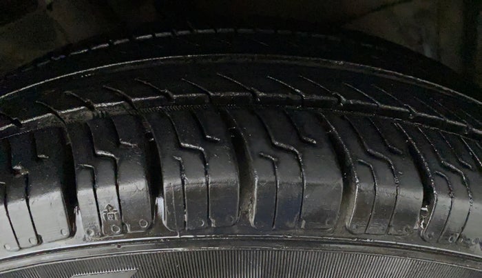 2011 Maruti Swift Dzire VDI, Diesel, Manual, 76,277 km, Left Front Tyre Tread