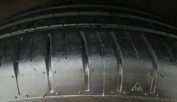 2018 Maruti Ciaz ALPHA  AT 1.5 SHVS PETROL, Petrol, Automatic, 72,149 km, Right Front Tyre Tread