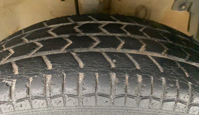 2015 Maruti Swift VXI, Petrol, Manual, 35,313 km, Right Front Tyre Tread