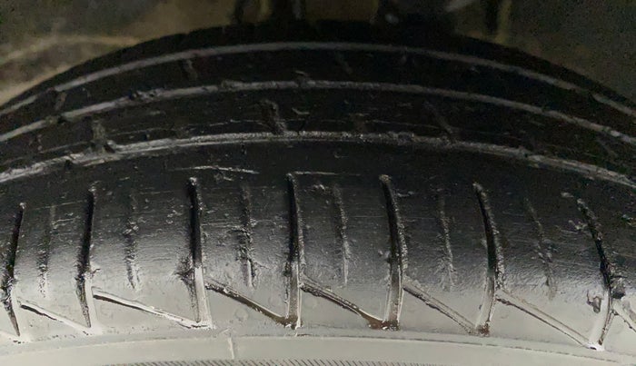 2021 Maruti Alto LXI CNG, CNG, Manual, 27,284 km, Left Front Tyre Tread