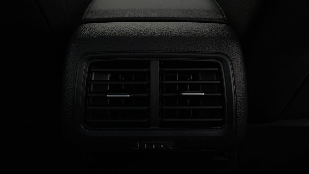 2017 Volkswagen Golf 110 Tsi Highline, Automatic, 97997 km, Rear A/C Vent