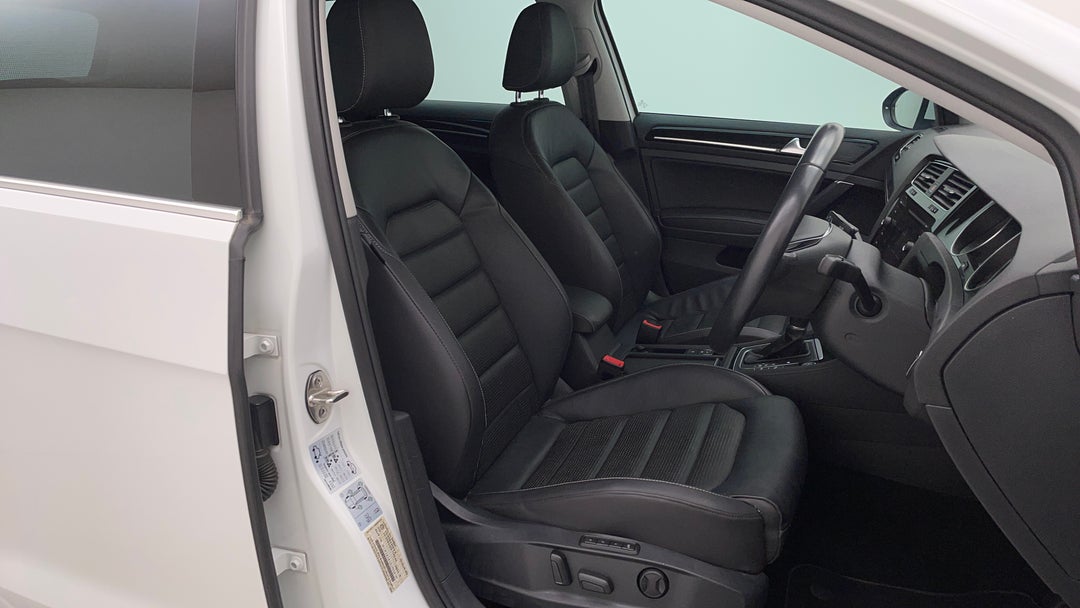 2017 Volkswagen Golf 110 Tsi Highline, Automatic, 97997 km, Right Side Front Door Cabin View