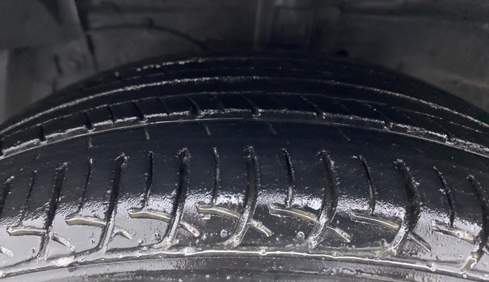 2014 Maruti Ciaz VXI+, Petrol, Manual, 34,726 km, Left Front Tyre Tread