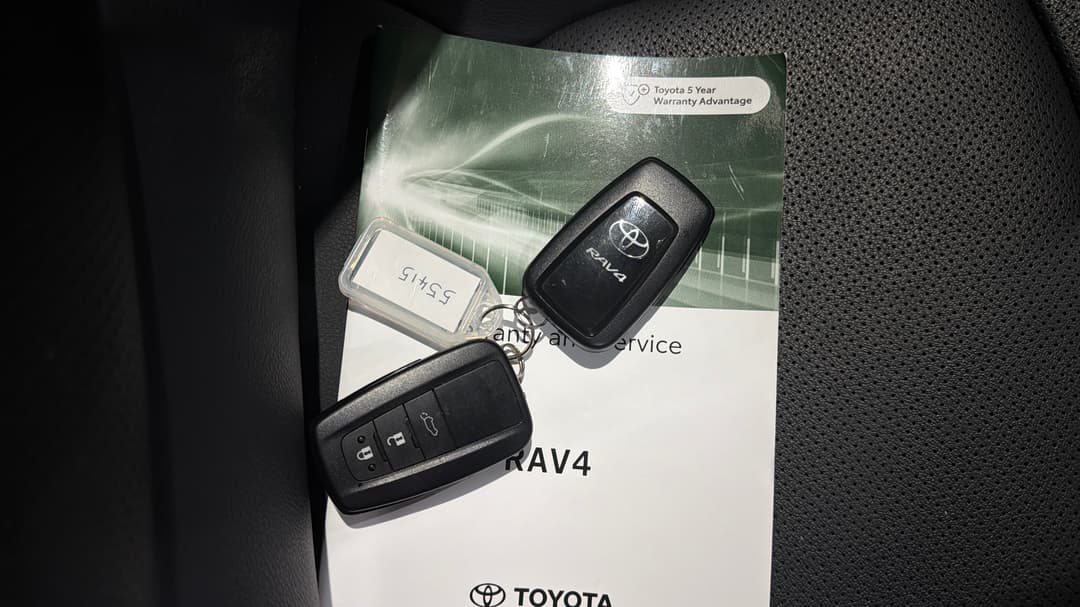 2024 Toyota RAV4 Cruiser (AWD) Hybrid, Automatic, 41227 km, Key Close-up
