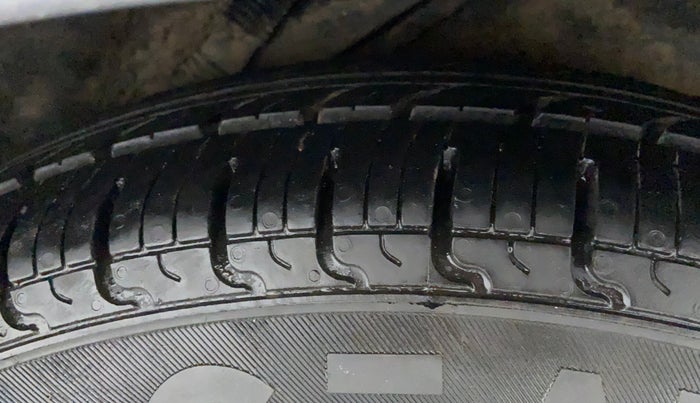 2012 Hyundai i10 SPORTZ 1.2, CNG, Manual, 1,20,010 km, Left Rear Tyre Tread