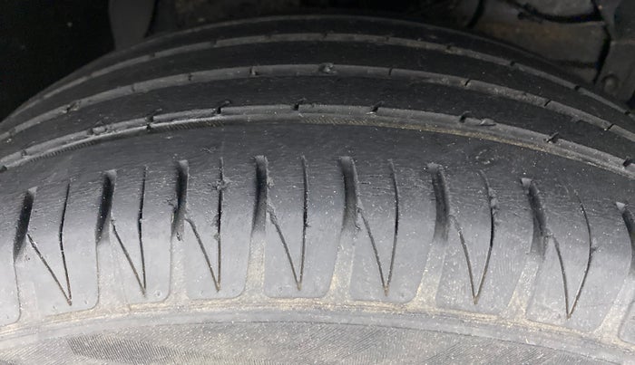 2018 Maruti Vitara Brezza ZDI, Diesel, Manual, 43,750 km, Right Front Tyre Tread