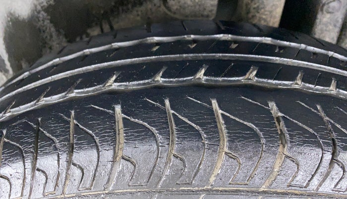 2014 Maruti Swift VXI D, Petrol, Manual, 18,947 km, Left Rear Tyre Tread