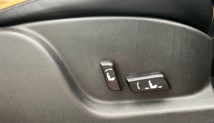 2018 Mahindra XUV500 W11 (O) AT, Diesel, Automatic, 43,514 km, Driver Side Adjustment Panel