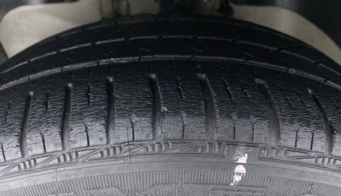 2011 Ford Figo 1.4 TITANIUM DURATORQ, Diesel, Manual, 1,63,953 km, Left Front Tyre Tread
