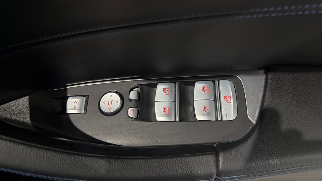 2022 BMW X3 xDrive30e M Sport (hybrid), Automatic, 55003 km, Drivers Side Door Panel Controls