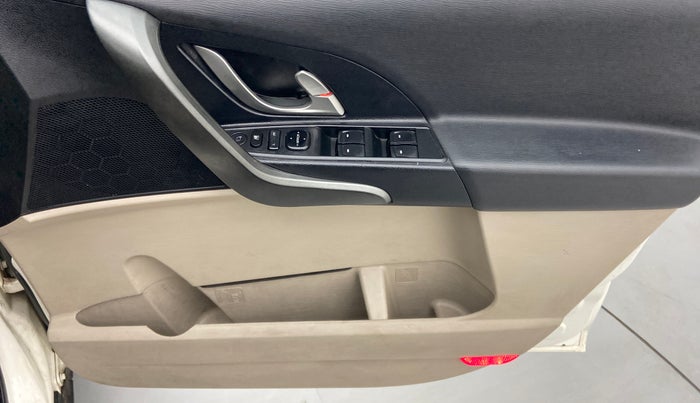 2018 Mahindra XUV500 W9, Diesel, Manual, 35,056 km, Driver Side Door Panels Control