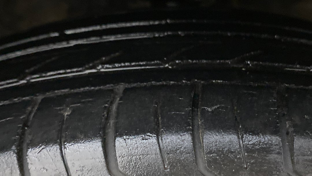 Right Front Tyre Tread