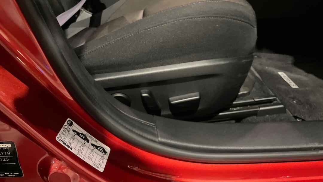 2019 Mazda Mazda3 G25 Evolve, Automatic, 80854 km, Drivers Side Adjustment Panel