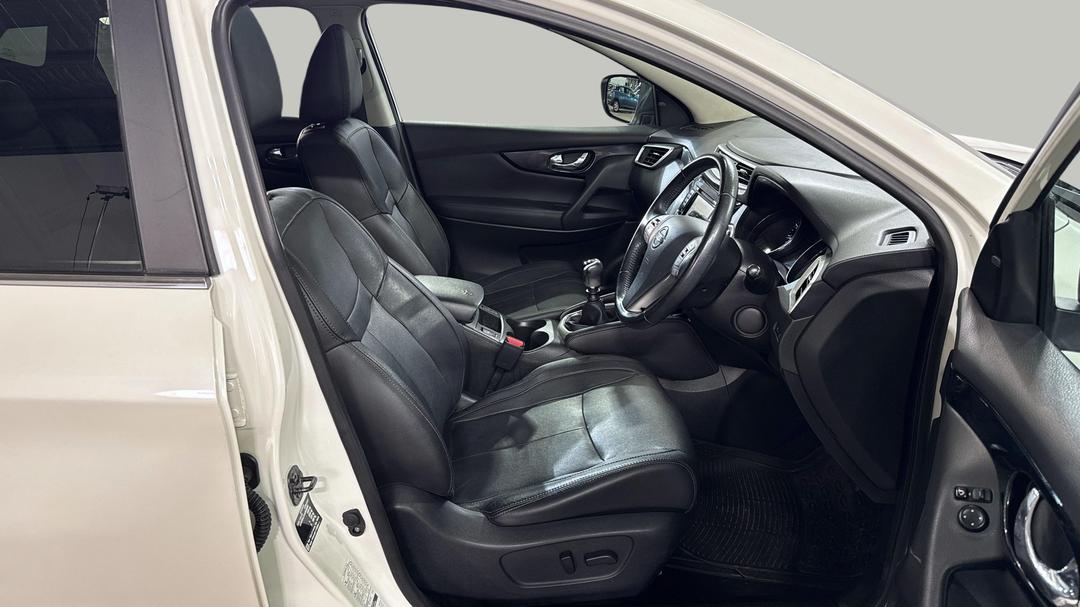 2017 Nissan Qashqai Ti, Manual, 112995 km, Right Side Front Door Cabin View