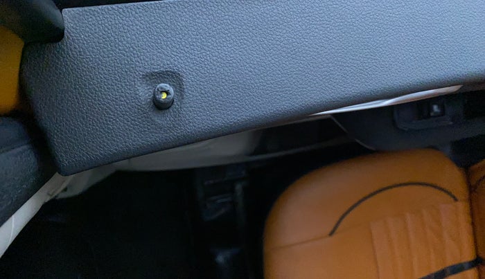 2020 Renault TRIBER RXZ, Petrol, Manual, 42,381 km, Lock system - Door lock knob has minor damage
