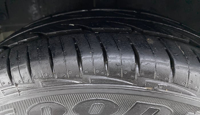 2015 Hyundai Eon D LITE PLUS, Petrol, Manual, 23,499 km, Left Front Tyre Tread