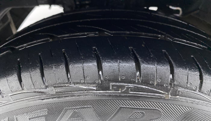 2015 Hyundai Eon D LITE PLUS, Petrol, Manual, 23,499 km, Right Rear Tyre Tread