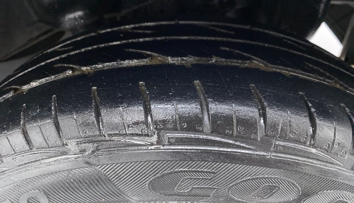 2015 Hyundai Eon D LITE PLUS, Petrol, Manual, 23,499 km, Left Rear Tyre Tread