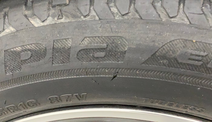 2018 Hyundai Verna 1.6 VTVT SX, Petrol, Manual, 44,659 km, Left front tyre - Minor crack