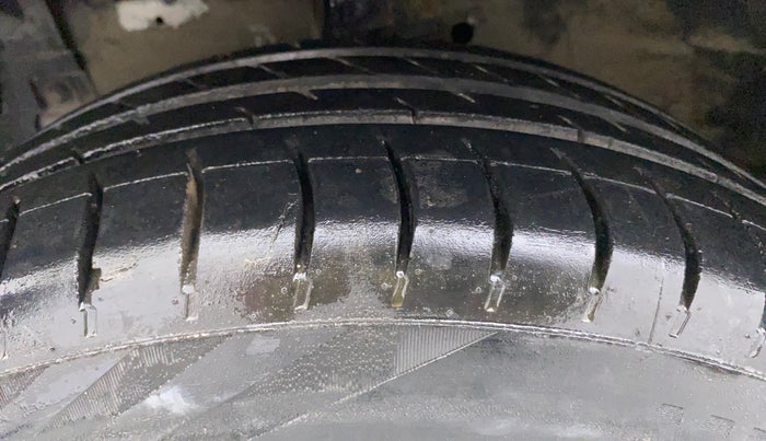 2012 Maruti Ertiga LXI, CNG, Manual, 82,416 km, Left Front Tyre Tread