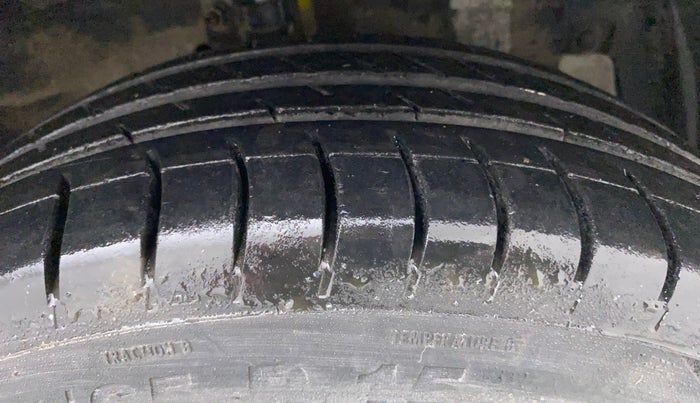 2012 Maruti Ertiga LXI, CNG, Manual, 82,416 km, Right Front Tyre Tread