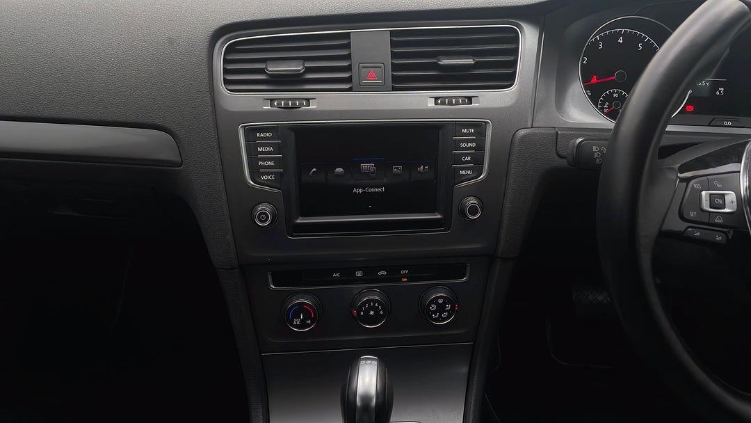 2017 Volkswagen Golf 92 Tsi Trendline, Automatic, 49180 km, Center Console