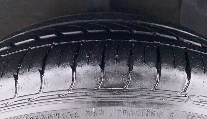 2015 Hyundai Grand i10 SPORTZ 1.1 CRDI, Diesel, Manual, 46,422 km, Right Front Tyre Tread