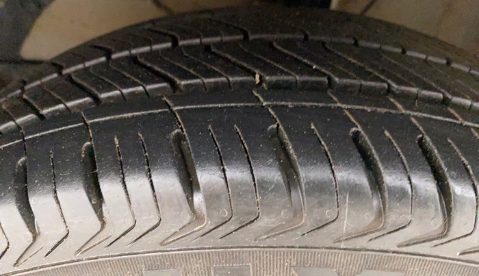 2022 Maruti Dzire ZXI CNG, CNG, Manual, 6,505 km, Left Front Tyre Tread