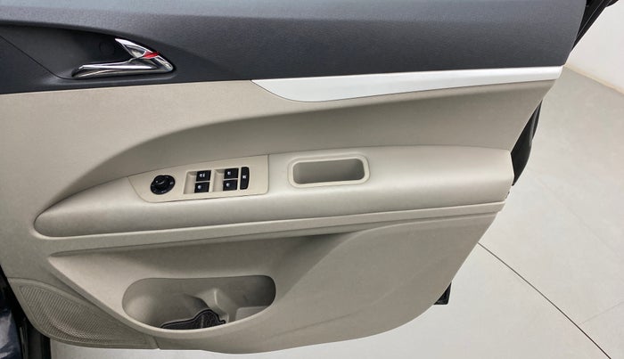 2018 Mahindra MARAZZO M8 7 STR, Diesel, Manual, 26,765 km, Driver Side Door Panels Control