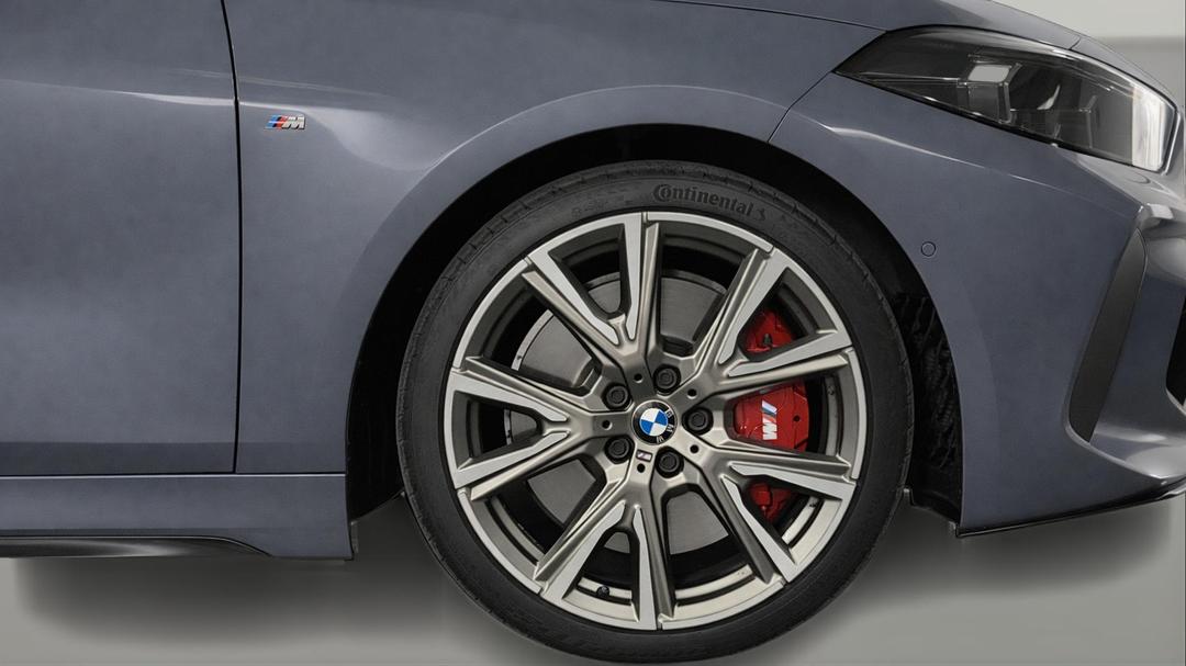 2022 BMW 1 M135i xDrive, Automatic, 48343 km, Right Front Wheel