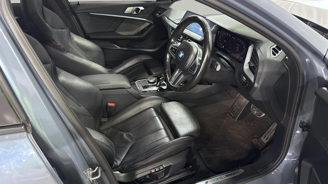 2022 BMW 1 M135i xDrive, Automatic, 48343 km, Right Side Front Door Cabin View