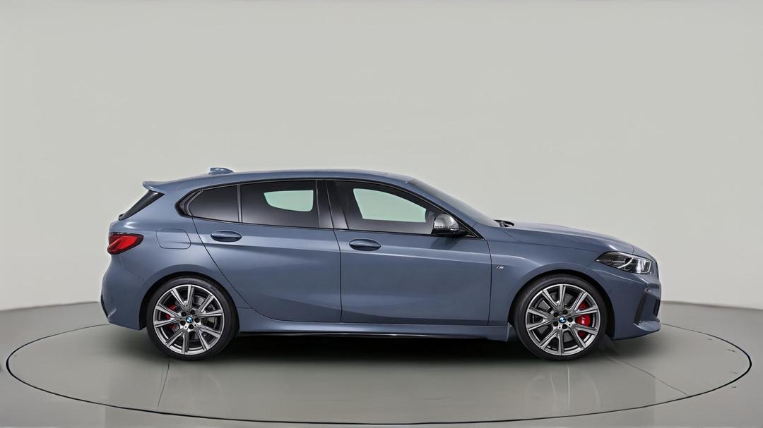 2022 BMW 1 M135i xDrive, Automatic, 48343 km, Right Side View
