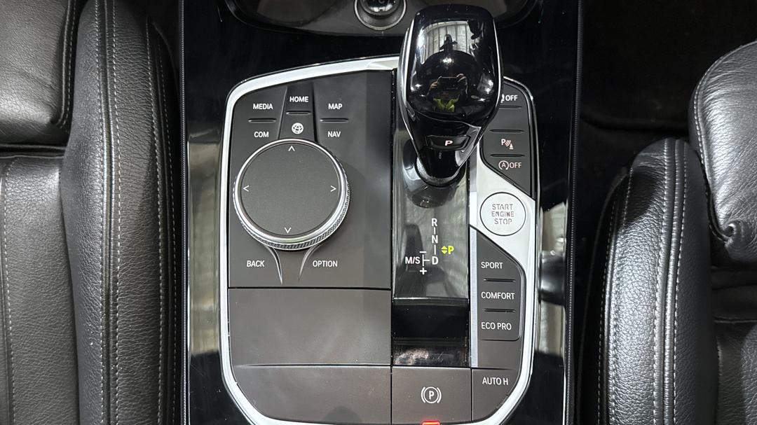 2022 BMW 1 M135i xDrive, Automatic, 48343 km, Gear Lever 