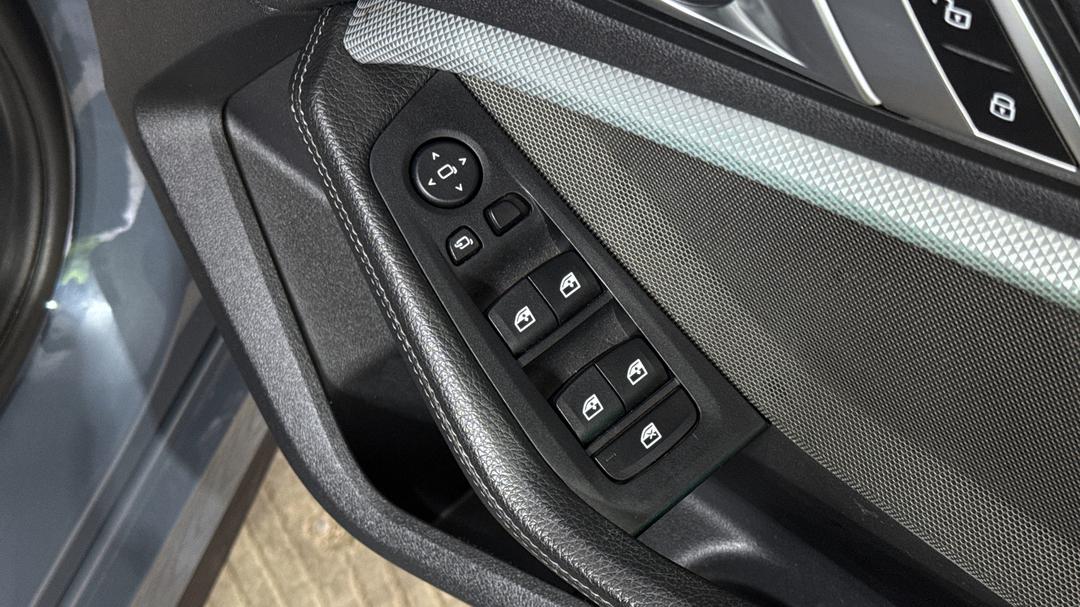 2022 BMW 1 M135i xDrive, Automatic, 48343 km, Drivers Side Door Panel Controls