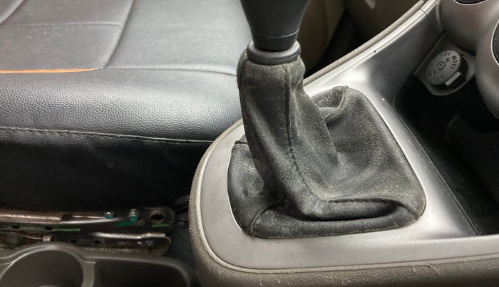 2013 Hyundai i10 MAGNA 1.1, Petrol, Manual, 36,480 km, Gear lever - Boot cover slightly torn