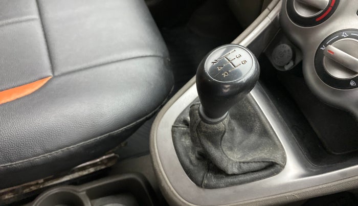 2013 Hyundai i10 MAGNA 1.1, Petrol, Manual, 36,480 km, Gear lever - Knob has minor damage