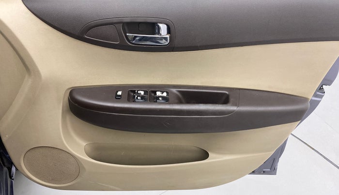 2011 Hyundai i20 MAGNA O 1.2, CNG, Manual, 86,504 km, Driver Side Door Panels Control