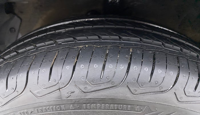 2011 Hyundai i20 MAGNA O 1.2, CNG, Manual, 86,504 km, Left Front Tyre Tread