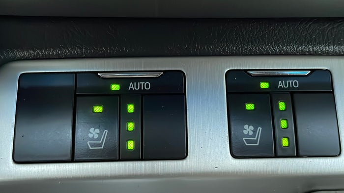 TOYOTA LAND CRUISER-Ventilated Seats