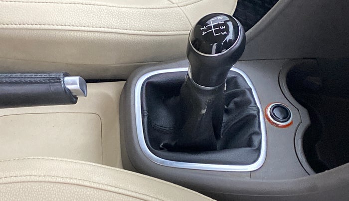 2013 Volkswagen Vento HIGHLINE DIESEL 1.6, Diesel, Manual, 89,181 km, Gear lever - Boot cover slightly torn