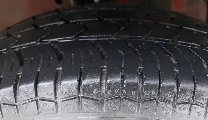 2015 Maruti Swift VXI D, Petrol, Manual, 57,451 km, Right Front Tyre Tread