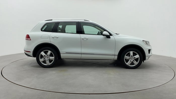 Volkswagen Touareg-Right Side View