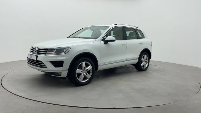 Volkswagen Touareg-Left Front Diagonal (45- Degree) View