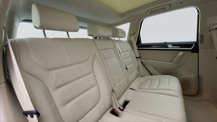 Volkswagen Touareg-Right Side Door Cabin View