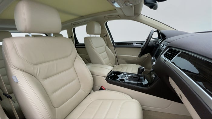 Volkswagen Touareg-Right Side Front Door Cabin View