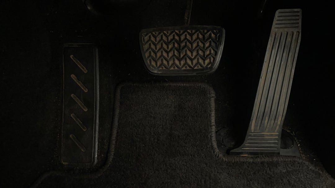 2018 Toyota Camry Ascent Hybrid, Automatic, 173422 km, Pedals and Footmat